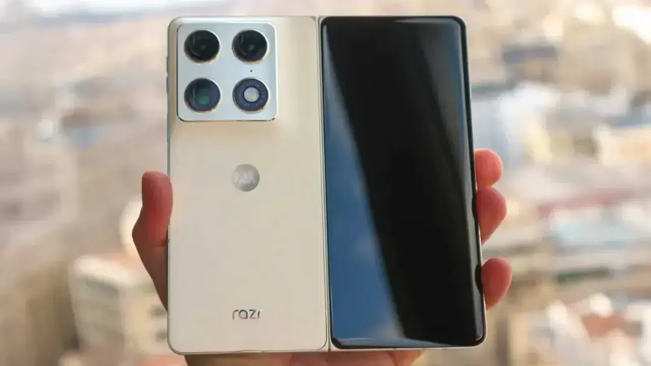 8 İnçlik Dev Ekran, 6000 mAh Batarya! Razr Fold Resmen Tanıtıldı