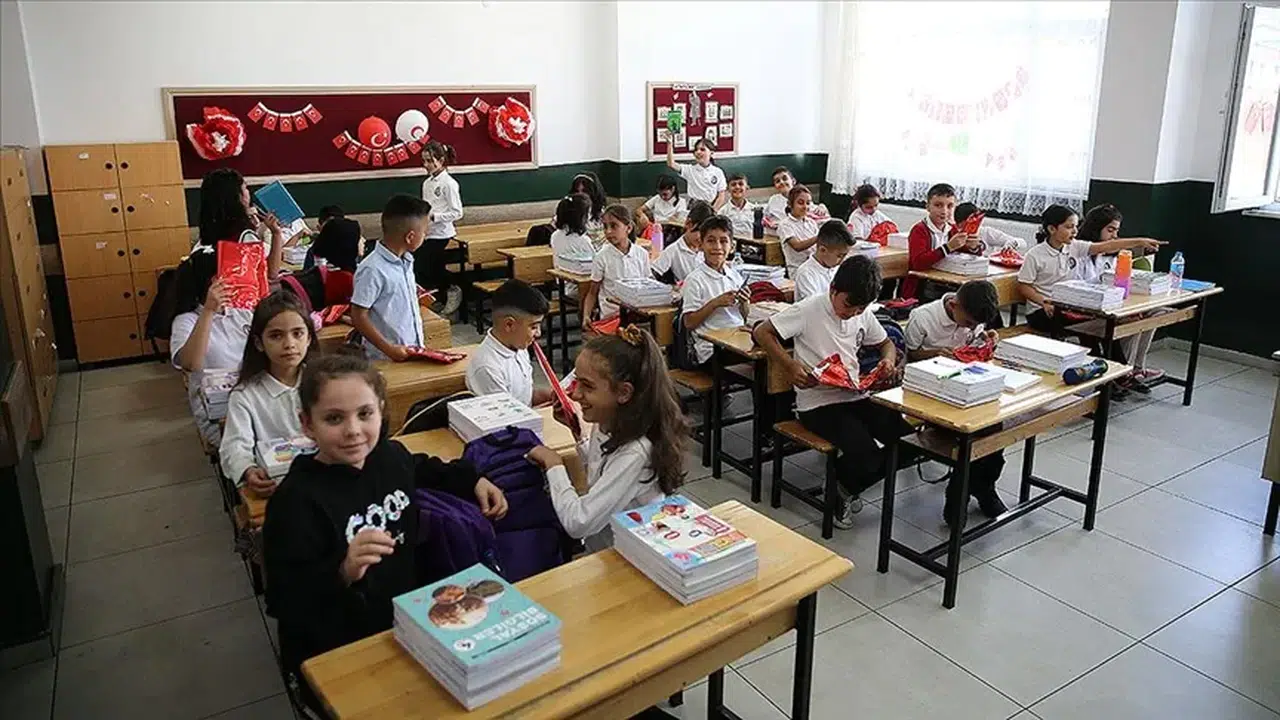 13 MART CUMA OKULLAR VAR MI! Tatil bu hafta mı başlıyor, ara tatil ne zaman?