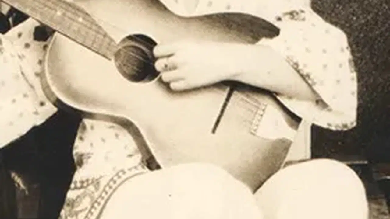 ÜLKÜ AKER HAYATI VE KİMDİR! Aslen nereli? Hangi şarkıları yazdı?