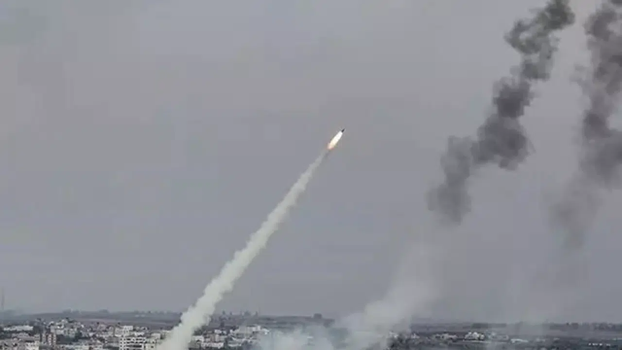 İran balistik füzeleriyle İsrail’i vurdu, can kayıpları var!