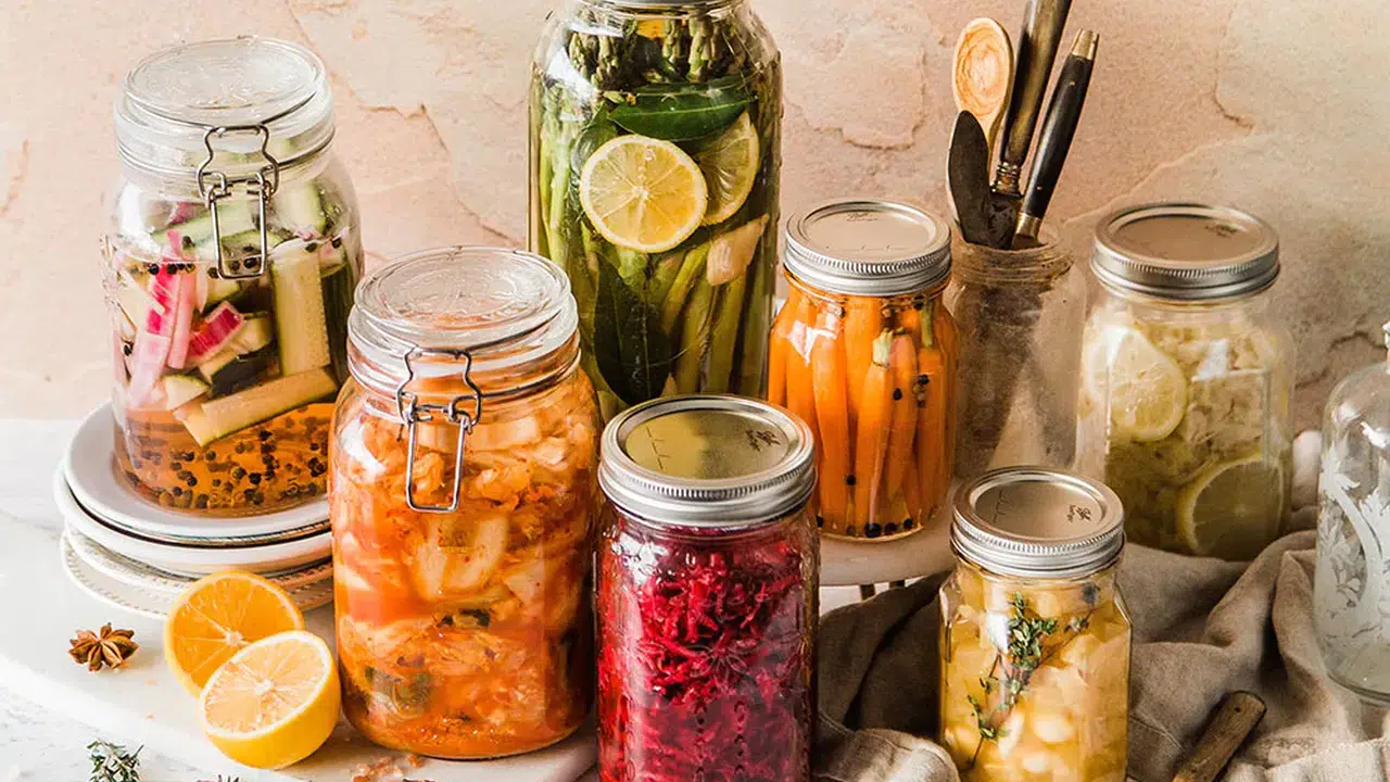 TURŞUNUN SUYU NASIL DEĞİŞTİRİLİR? Bulanık turşu suyu nasıl temizlenir? Adım adım yöntemler ve püf noktaları