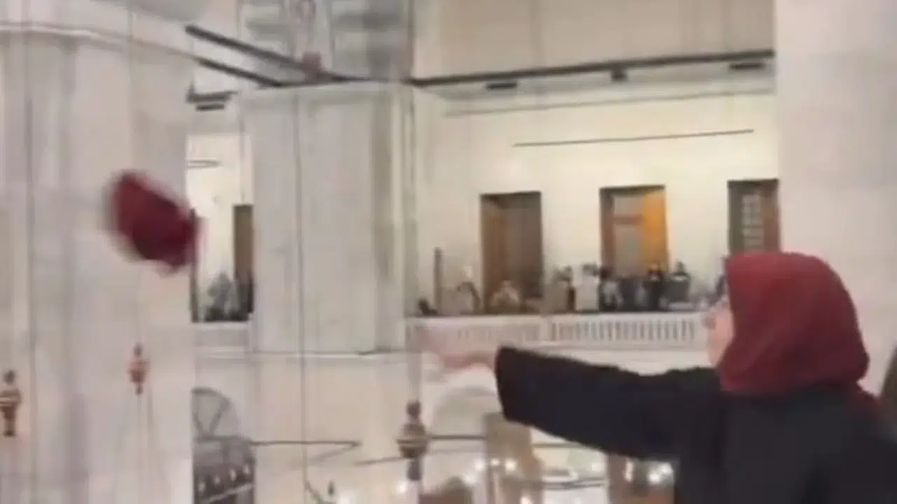 CAMİ İÇİNDE BAŞÖRTÜSÜ EYLEMİ NEDİR? Fatih Camii’nde ne oldu, kim yaptı, neden yapıldı, ne mesaj verildi?