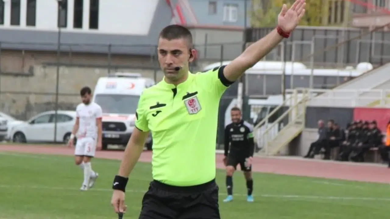 BATUHAN KOLAK KAÇ YAŞINDA? Aslen nereli, hakemlik kariyeri nasıl başladı ve Galatasaray-Başakşehir maçını neden o yönetecek?