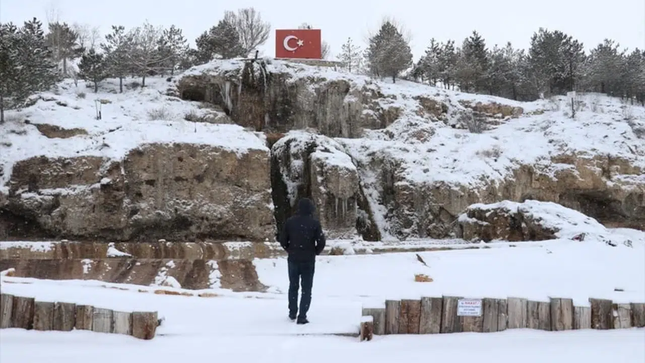 Yoğun kar Sivas’ı etkiledi, kırsal kesimde ulaşım durma noktasında