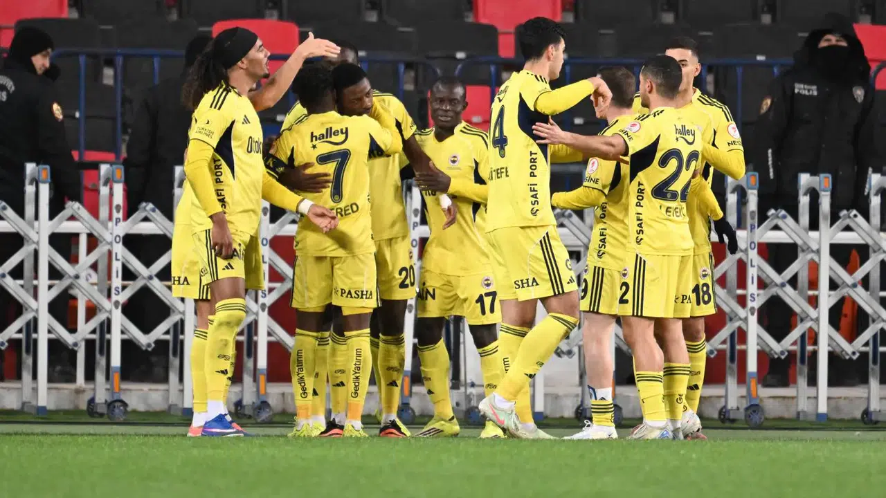 GAZİANTEP FK – FENERBAHÇE MAÇI NEDEN DURDU! Gaziantep Stadyumu’nda elektrik mi kesildi, ışıklar neden çalışmadı?