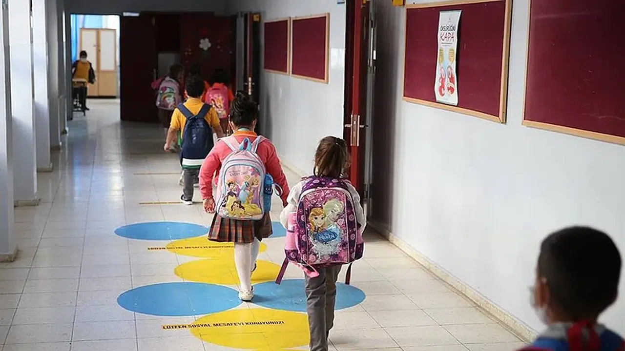Ara tatil kalkıyor mu, yaz tatilleri daha uzun mu olacak, kaç gün olacak?