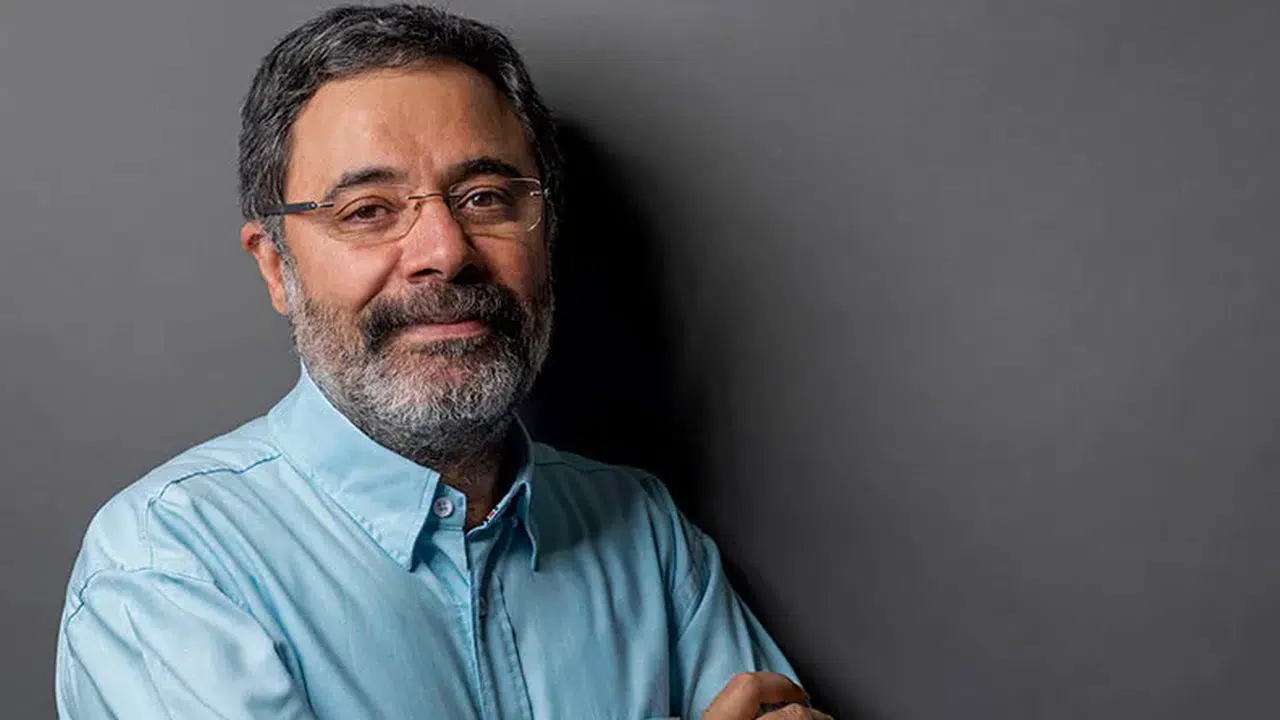 Ahmet Ümit ateist mi, dini inancı ne, alevi mi, kaç yaşında, aslen nereli, evli mi, kaç kere evlendi?