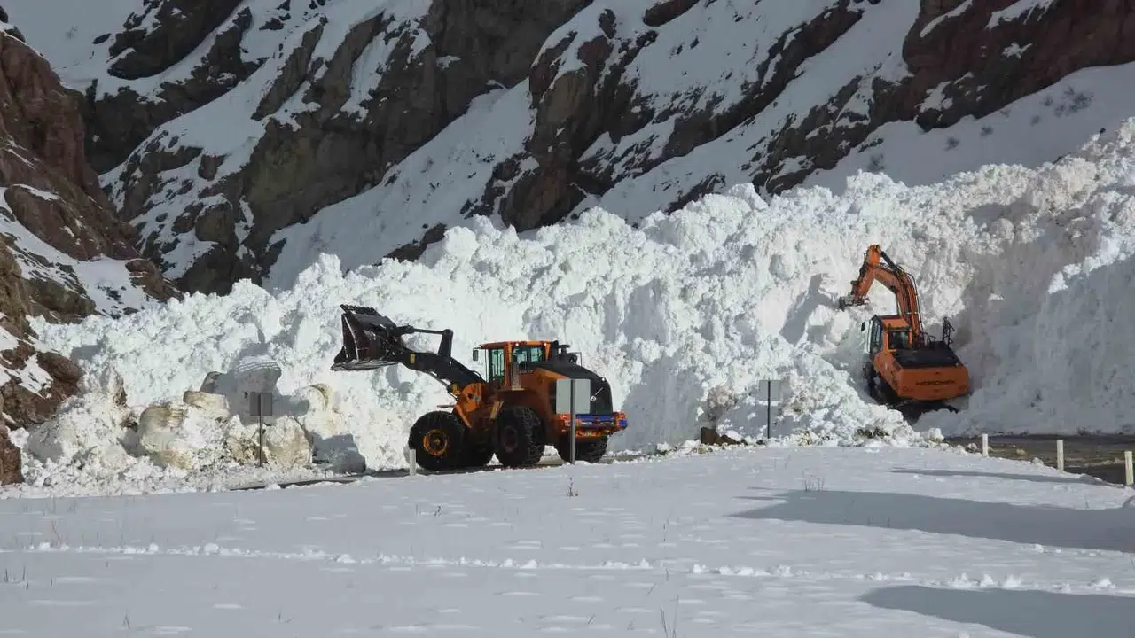 Van-Hakkari Yolunda Korku Dolu Anlar: Çığ Araçları Mahsur Bıraktı!