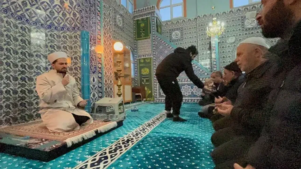 BARTIN’DA İMAM NEDEN CEMAATİ UYARDI! Camide telefon zil sesi tartışması ne, namazda telefon çalması neden sorun?