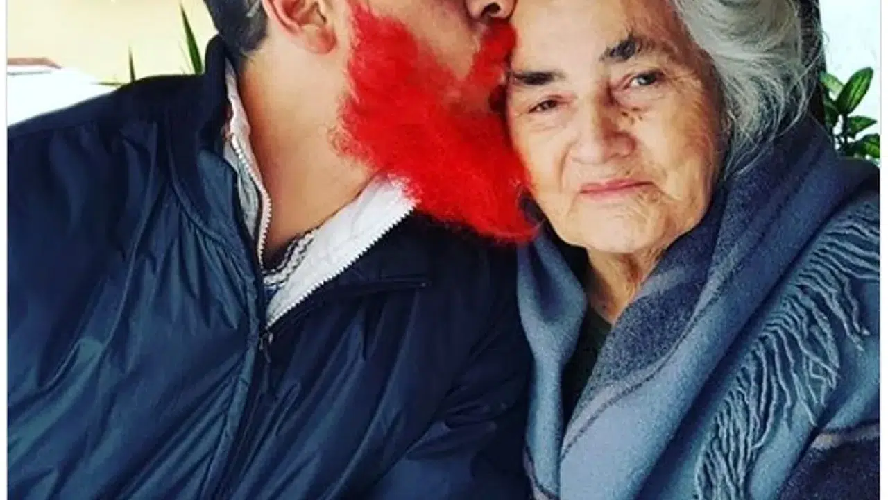 Tanju Babacan’dan Annesiyle Vedalaşma Anısı! 'Kırmızı Sakalımdan Beni Hiç Unutmadı'