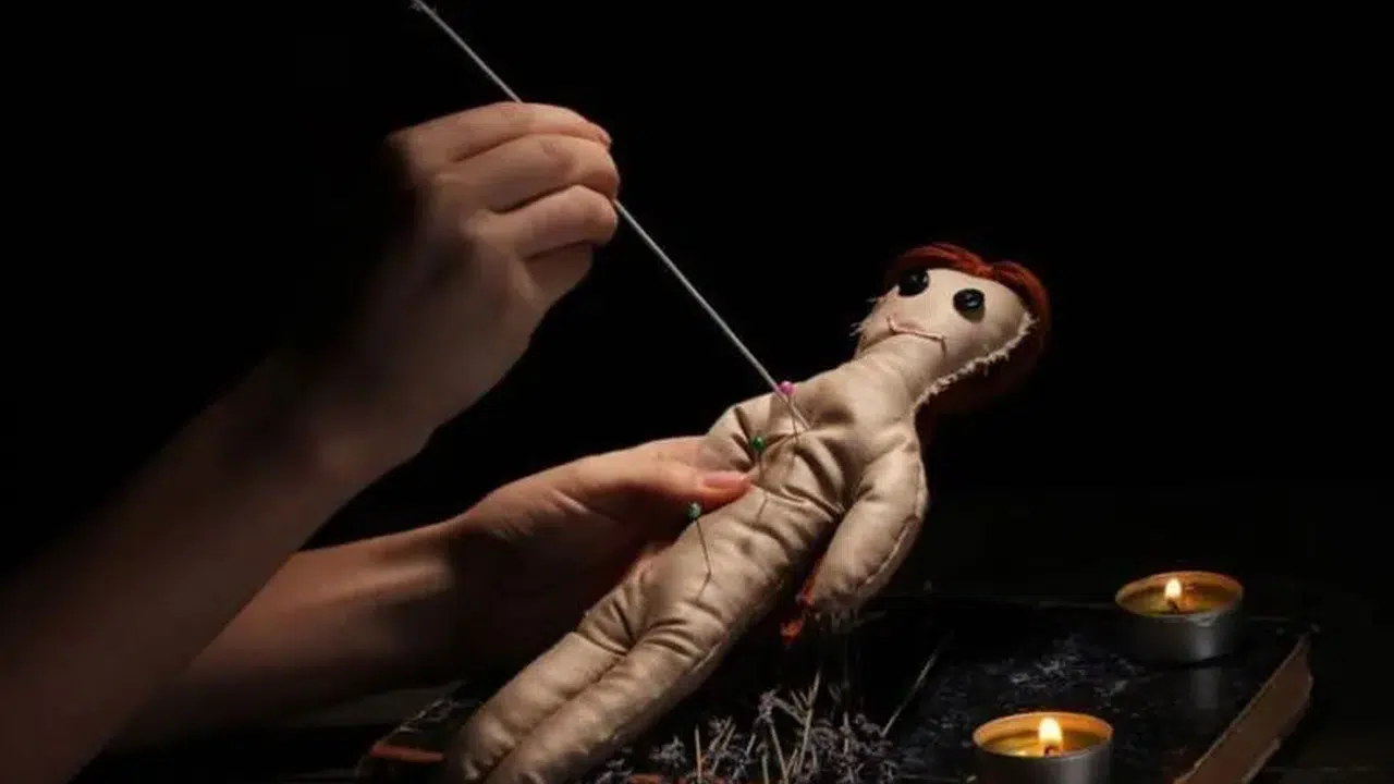 BÜYÜ YAPAN KİŞİ ÖĞRENİLEBİLİR Mİ? Büyüyü kimin yaptığını nasıl anlarız ve belirtileri nelerdir?