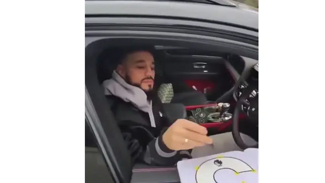 Futbolcudan imza ticaretine farklı protesto! Mazraoui ürünlere imza değil çizik attı