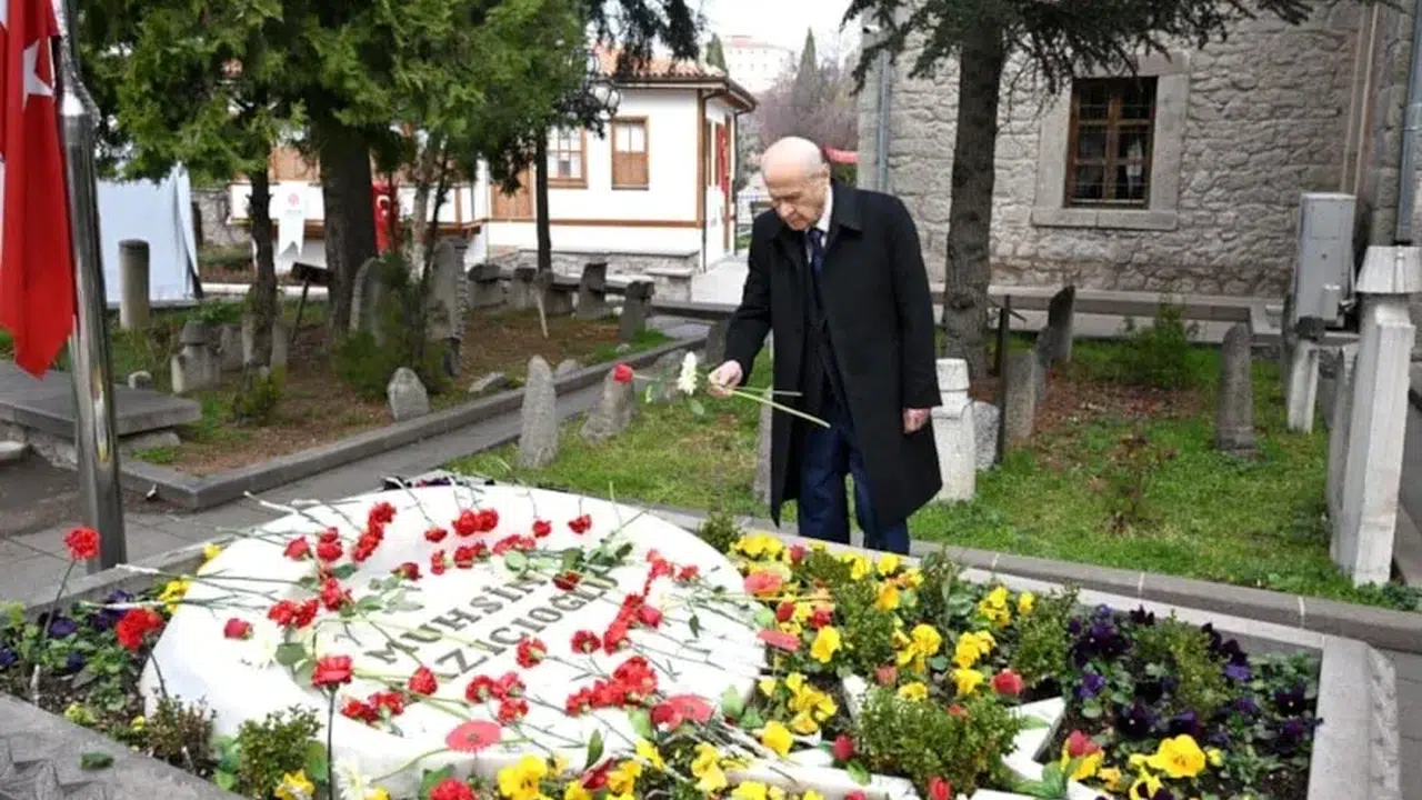 17 Yıl Sonra Gelen Ziyaret! Bahçeli Muhsin Yazıcıoğlu’nu Kabri Başında Andı