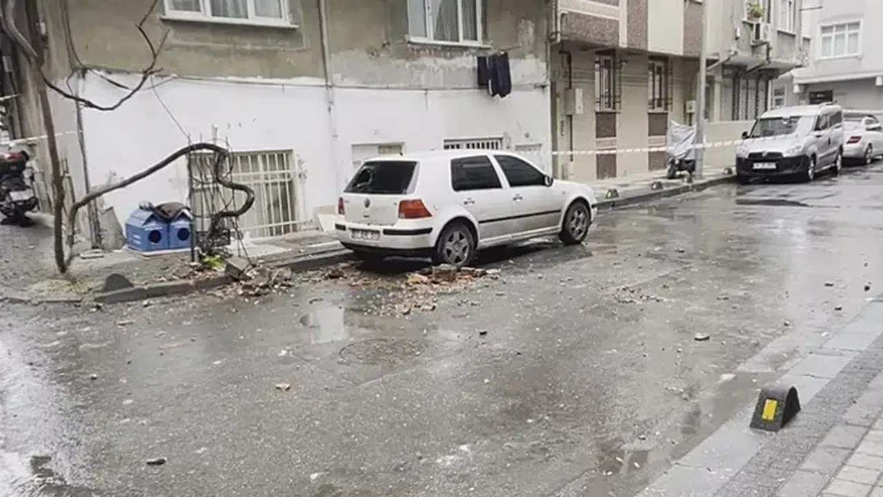 Bağcılar’da Panik Anları: Çatı Çöktü, Araçlar Hurdaya Döndü!