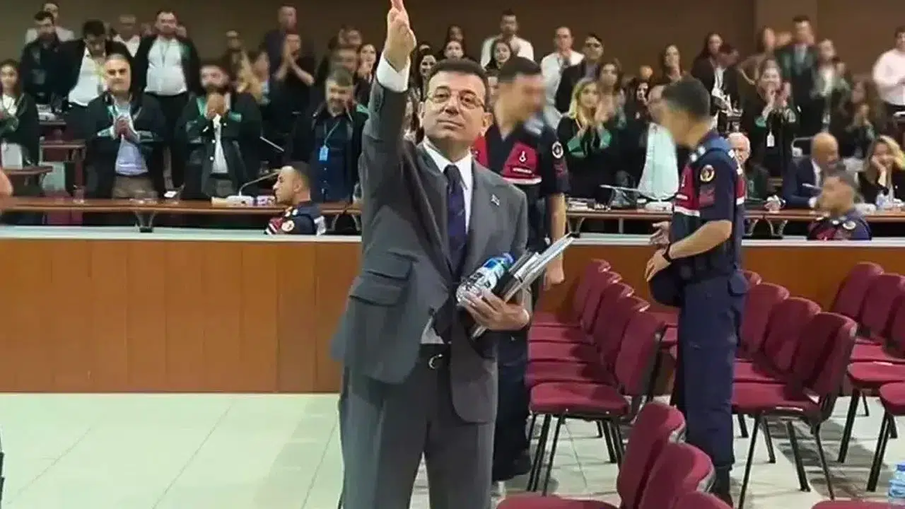 İBB Yolsuzluk Davasında Kapı Krizi: Avukatlar Protestoyla Tepki Gösterdi