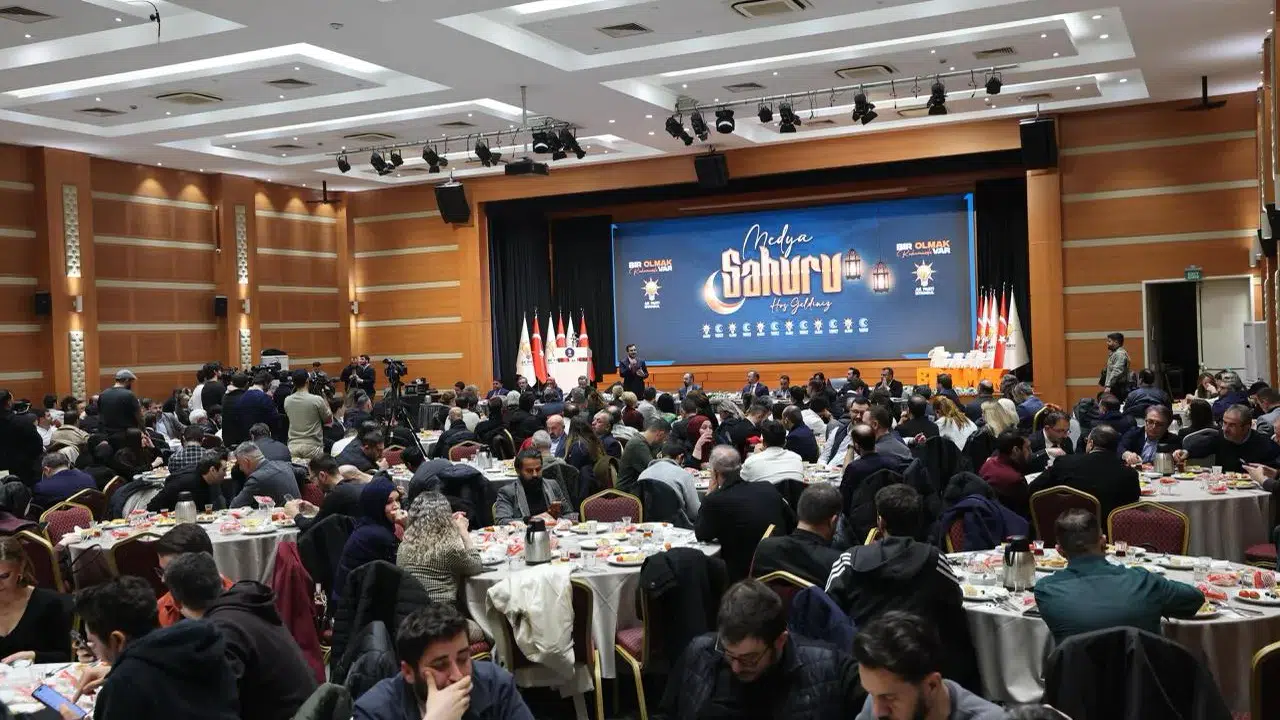 AK Parti’den İstanbul’da basınla sahur buluşması: Gönül köprüleri kuruluyor