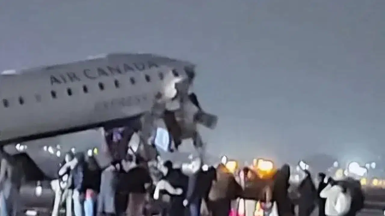 Kaç kişi yaralandı? Yolcu uçağı itfaiye aracıyla çarpıştı, uçuşlar durduruldu