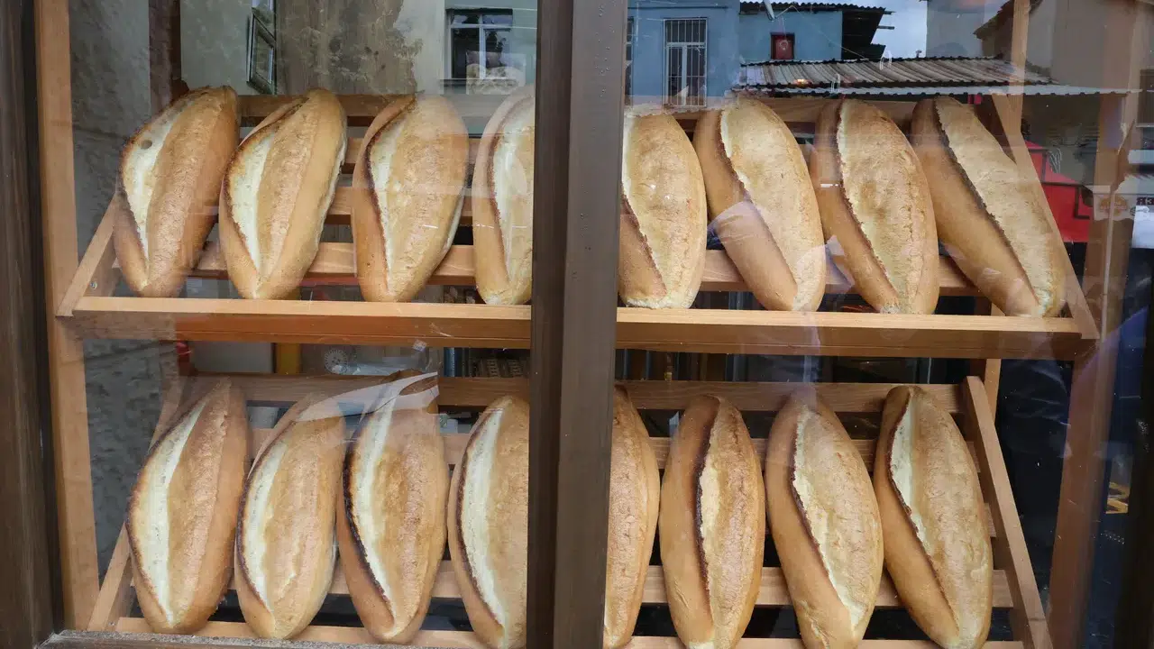 İZMİR'DE GÜNCEL 2026 EKMEK FİYATLARI! 200 gram ekmek kaç TL oldu, yeni tarife ne zaman?