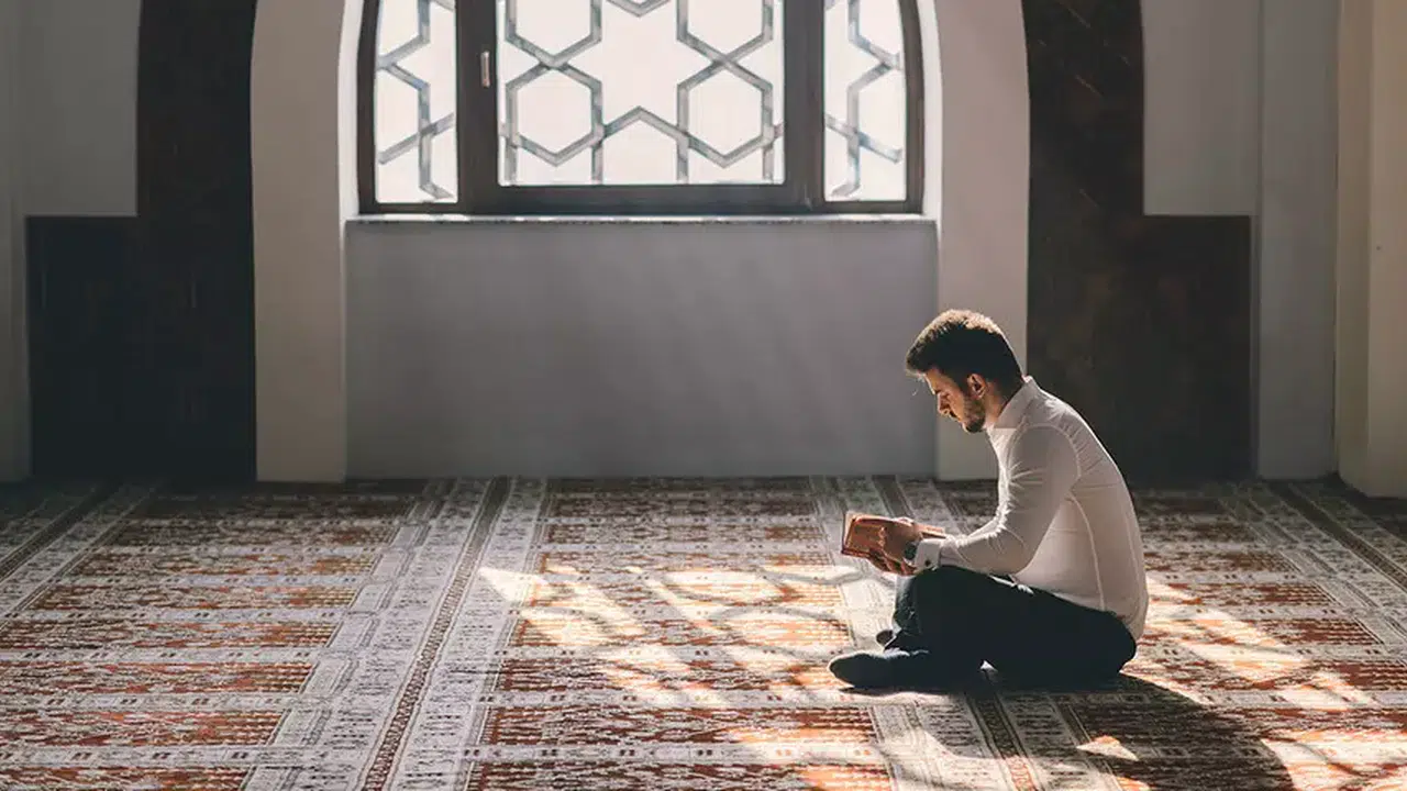 İTİKAFA NE ZAMAN GİRİLİR! Nedir, Nasıl Yapılır, İtikaf Şartları Nelerdir ve Kadınlar Girebilir Mi?