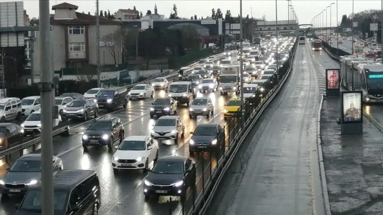 Sağanak Yağış İstanbul Trafiğini Etkiledi: Yoğunluk Yüzde 81’e Çıktı!
