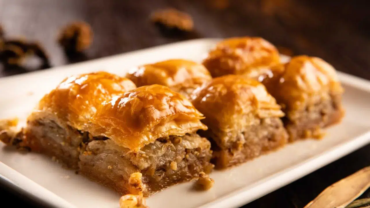 EV BAKLAVASI TARİFİ NEDİR? Hamuru nasıl açılır, baklava nasıl çıtır olur, şerbeti ne zaman dökülür, fırında kaç dakika pişer?