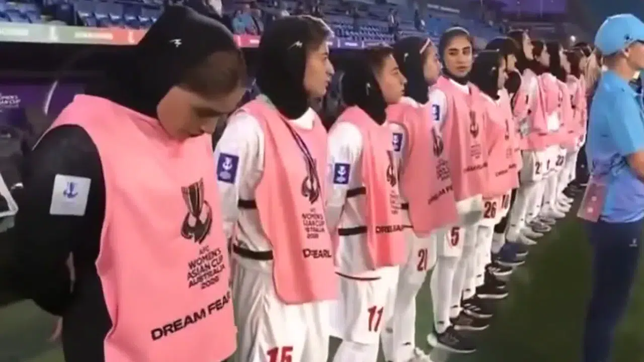 Yeşil Sahada Sessiz Protesto! İranlı Kadın Futbolcular Marşı Söylemedi