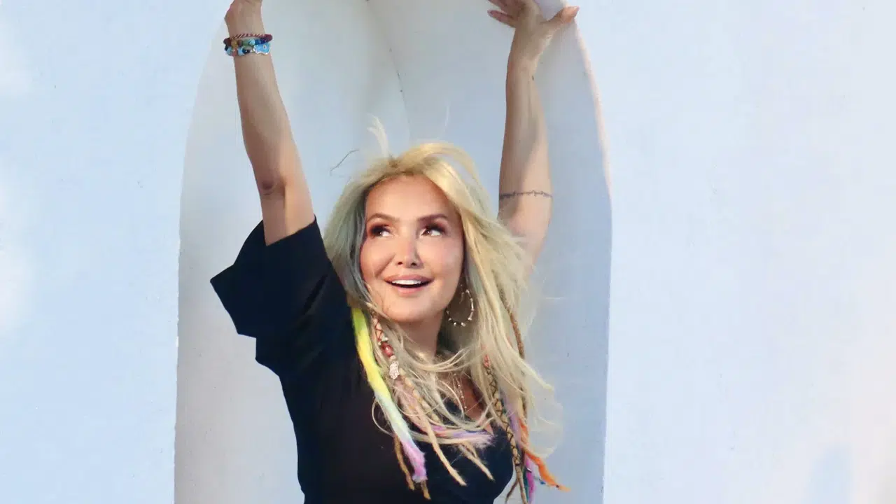 Yonca Evcimik Yonca’nın 90’lar Ekspresi gösterisiyle Fişekhane’de prömiyer yapıyor