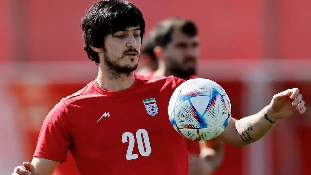 Sardar Azmoun kimdir? Hangi takımda oynuyor, mal varlığına el mi konulacak, milli takımdan neden çıkartıldı?