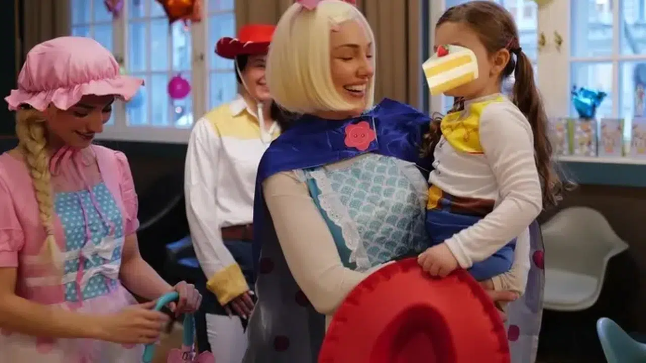 Ünlü Şarkıcı Atiye’nin Kızı 7 Yaşında! Kutlama Sosyal Medyayı Salladı