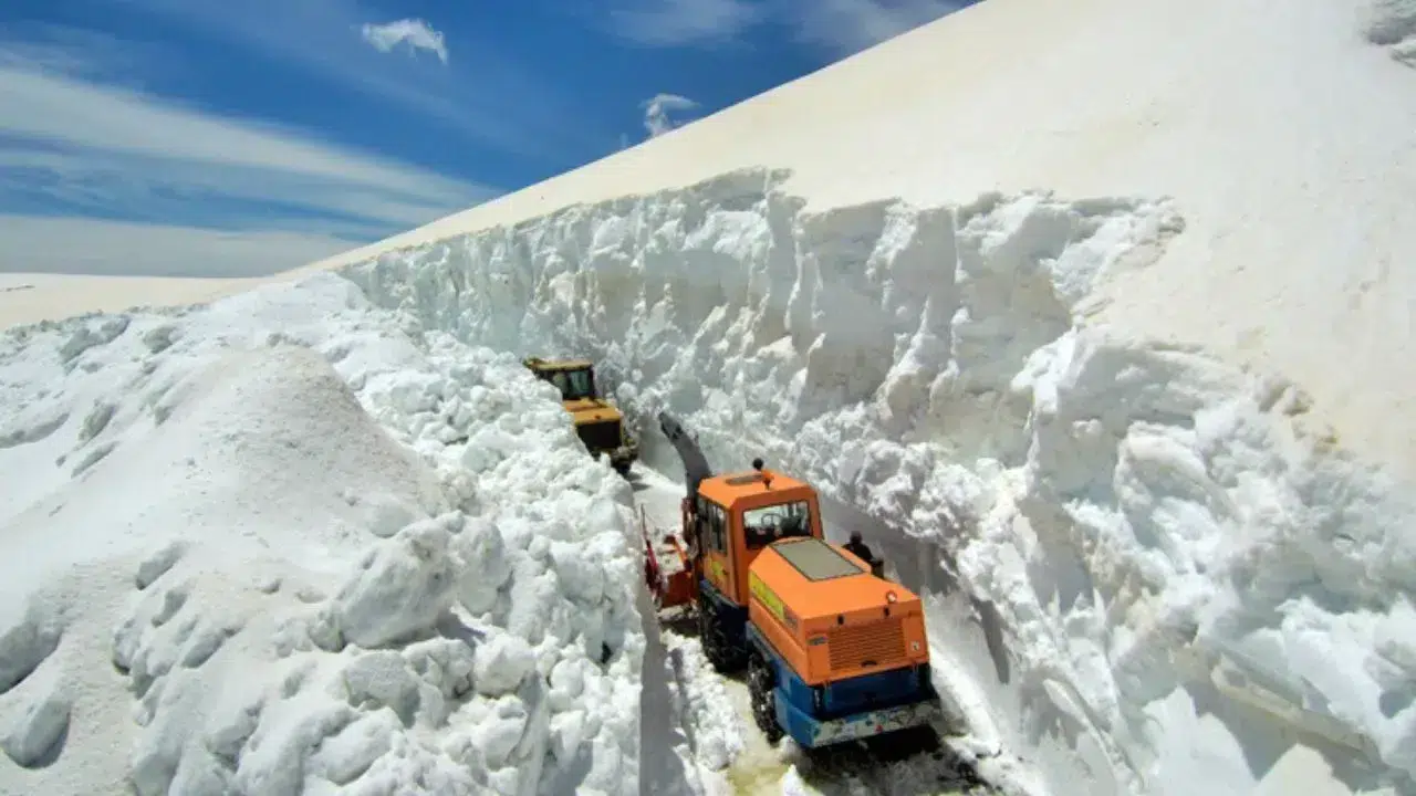 3,5 Aydır Kapalıydı! Ardahan’da Kar Duvarları Tek Tek Yıkılıyor