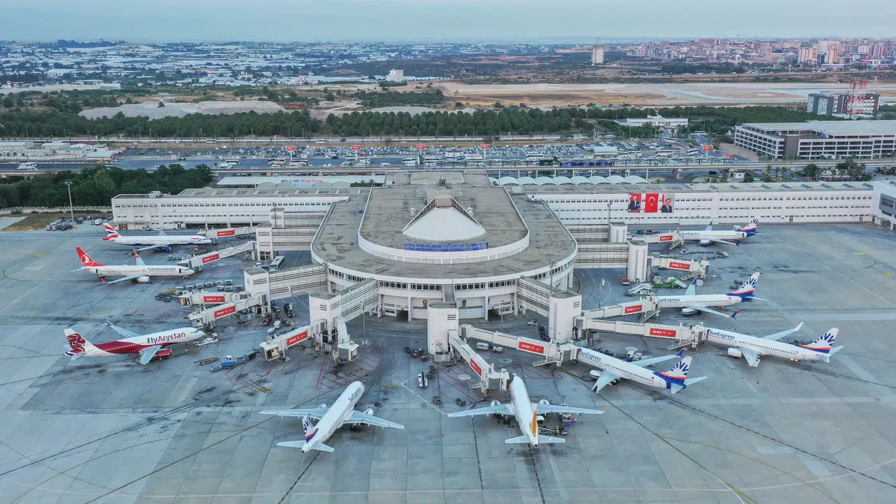 Hava yolu yolcu trafiğinde Şubat ayında rekor artış! Bakan Uraloğlu rakamlarla açıkladı