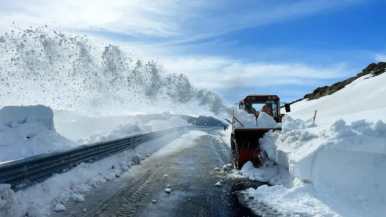 Faciaya Ramak Kala: Dev Kar Kütleleri Köyü Yutuyordu