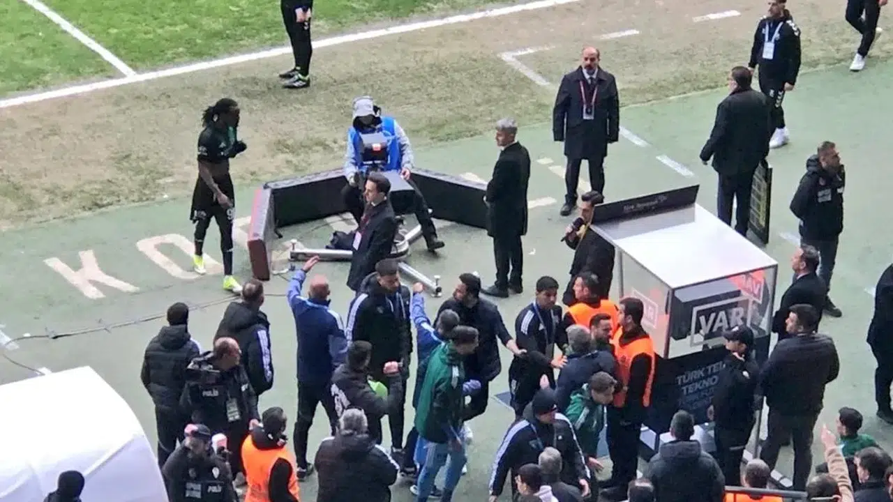 Süper Lig’de Gerilim Dolu Maç! Selçuk İnan Kulübeyle Soyunma Odasına Gitti