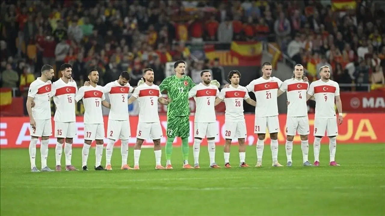 TÜRKİYE ROMANYA MAÇI SPİKERİ KİM OLDU! Alp Özgen kimdir, maç ne zaman, hangi kanalda?