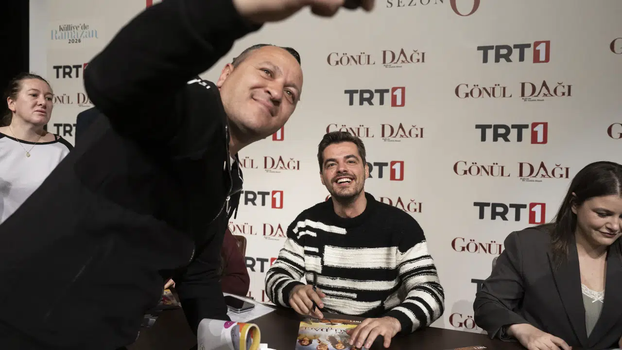 Gönül Dağı oyuncuları Külliye’de Ramazan etkinliğinde sevenleriyle buluştu