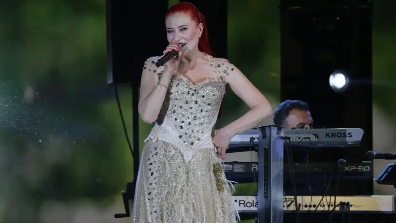 Bayram Tatilinde Müzik Ziyafeti! Candan Erçetin Sahnesiyle Büyüledi