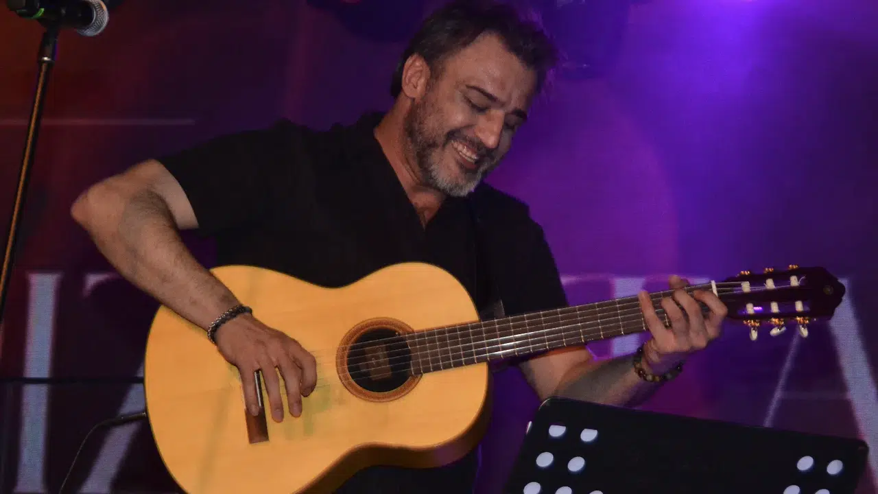 Rıza Tamer’den İzmir’de alkış alan sokak müzisyeni sürprizi