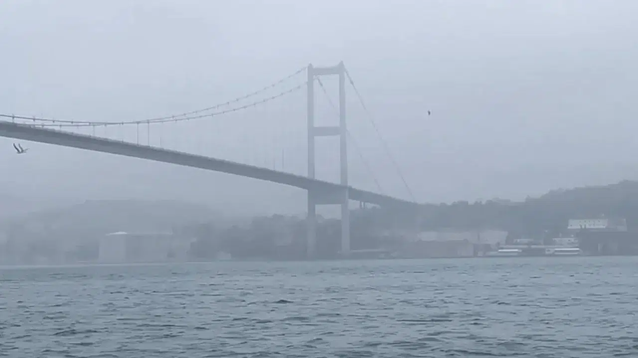 İstanbul’da sis hayatı felç etti! Boğaz kapandı, seferler durdu