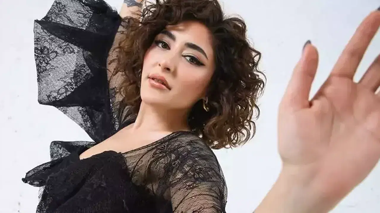 MELEK MOSSO KARPUZ OLAYI NEDİR!  Melek Mosso’nun Tatilde Paylaştığı Video Neden Gündem Oldu?