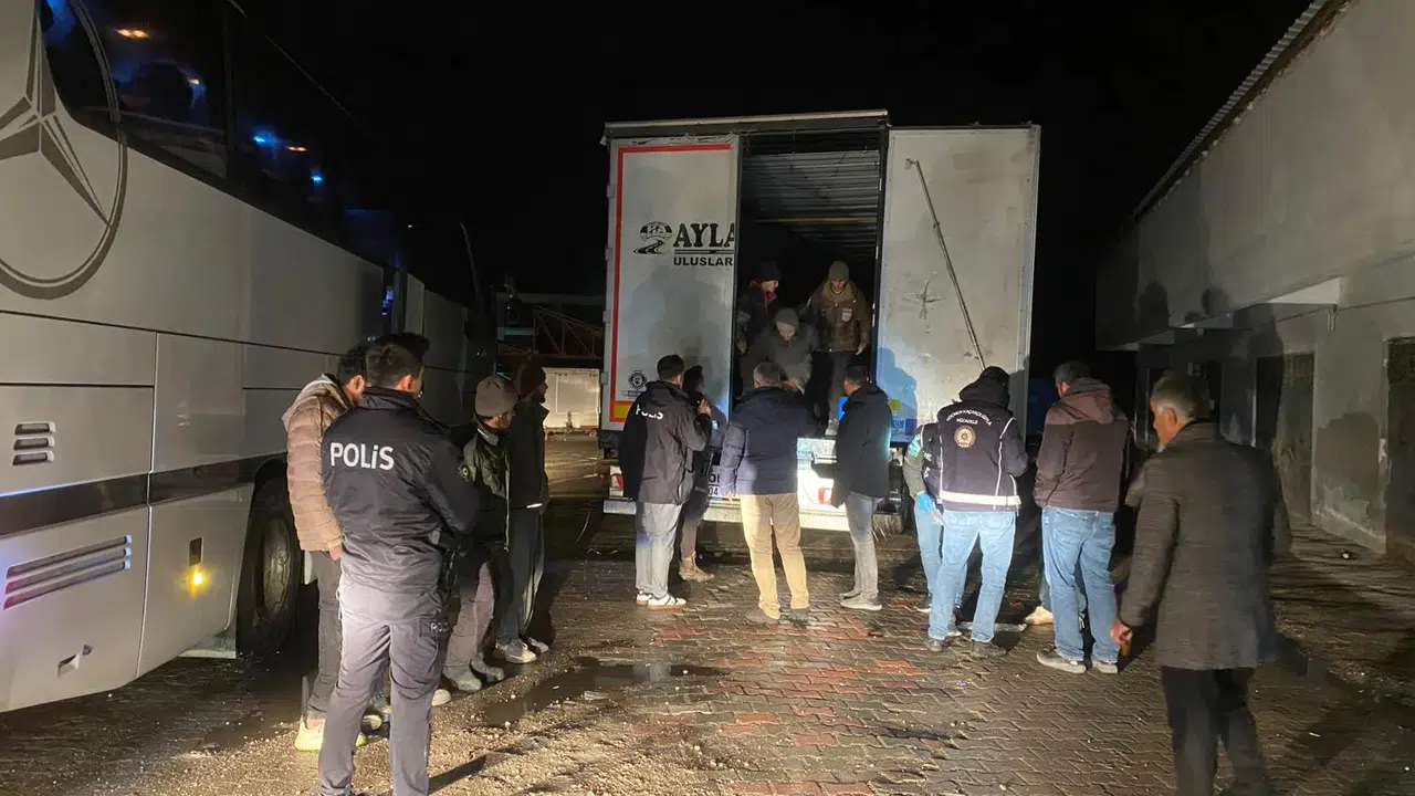 Kapılar açıldı, gerçek ortaya çıktı: Tırda 75 düzensiz göçmen