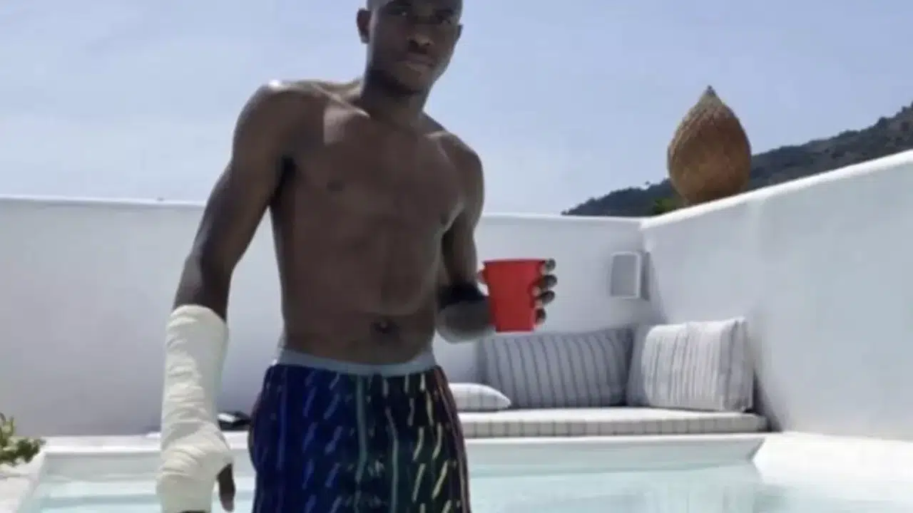 Osimhen’in O Görüntüsü Olay Yarattı! 'Bu Nasıl İyileşme Süreci?'