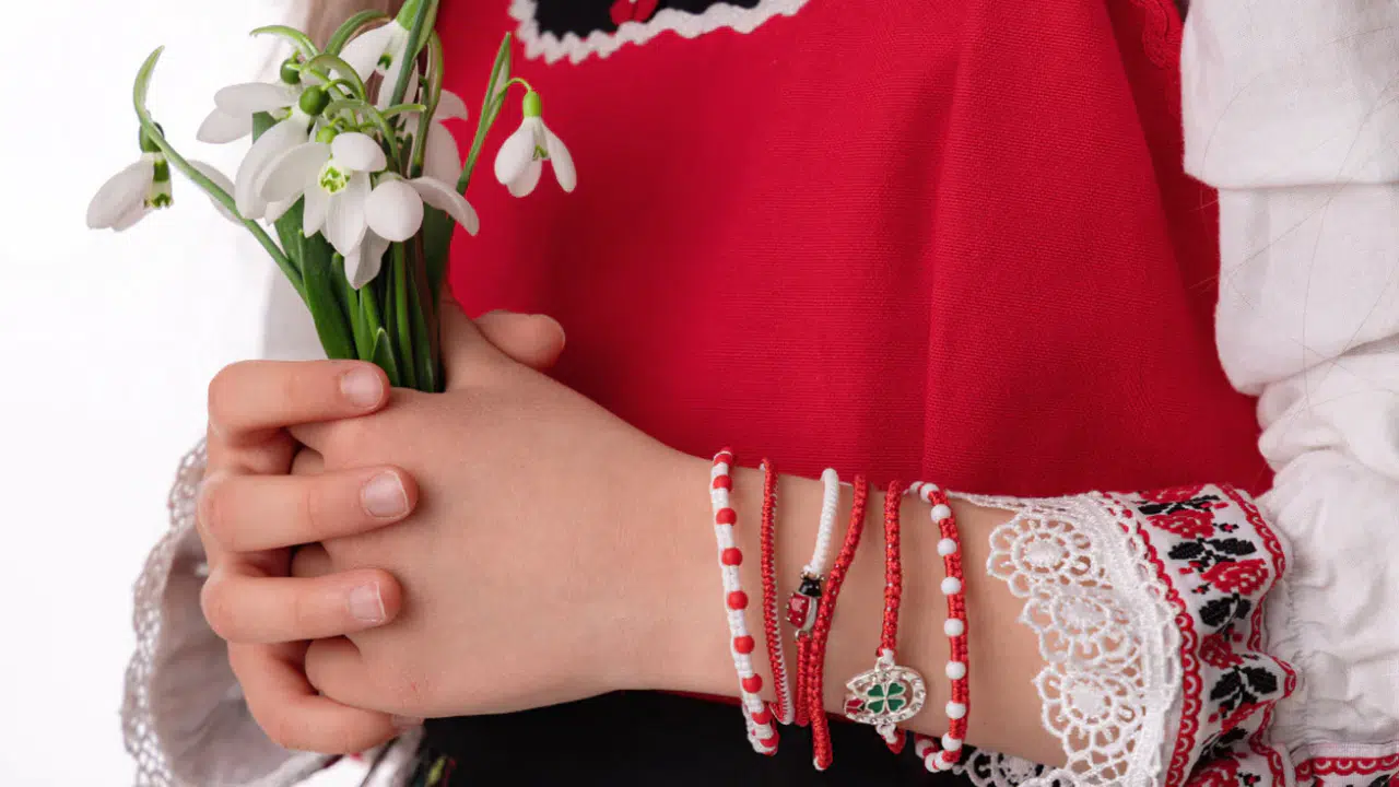 MARTENİÇKA RİTÜELİ NEDİR? Marteniçka hangi kuş görülünce çıkarılır, ne zaman takılır ve ağaca neden bağlanır?