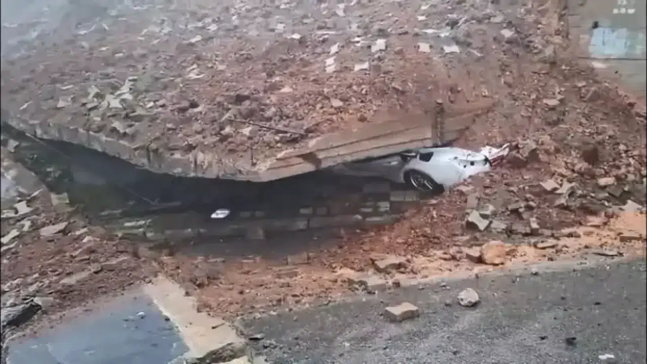 Maltepe’de Okulun 7 Metrelik İstinat Duvarı Yağış Sonrası Yıkıldı!