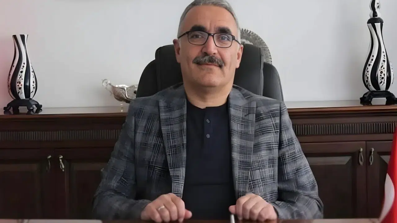 ADNAN PEKAK KİMDİR VE HAYATI! Kaç doğumlu, aslen nereli, ne iş yapar, evli mi, eşi kim?