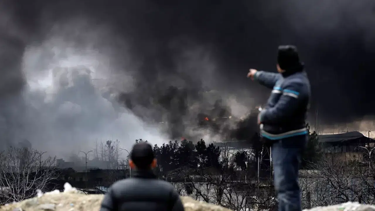 Tahran petrol deposu vuruldu mu? ABD İsrail saldırısı siyah duman maske uyarısı