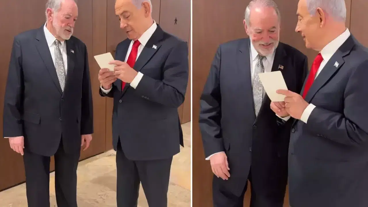 Dünya Bu Görüntüyü Konuşuyor! Netanyahu’nun Elindeki Liste Dikkat Çekti