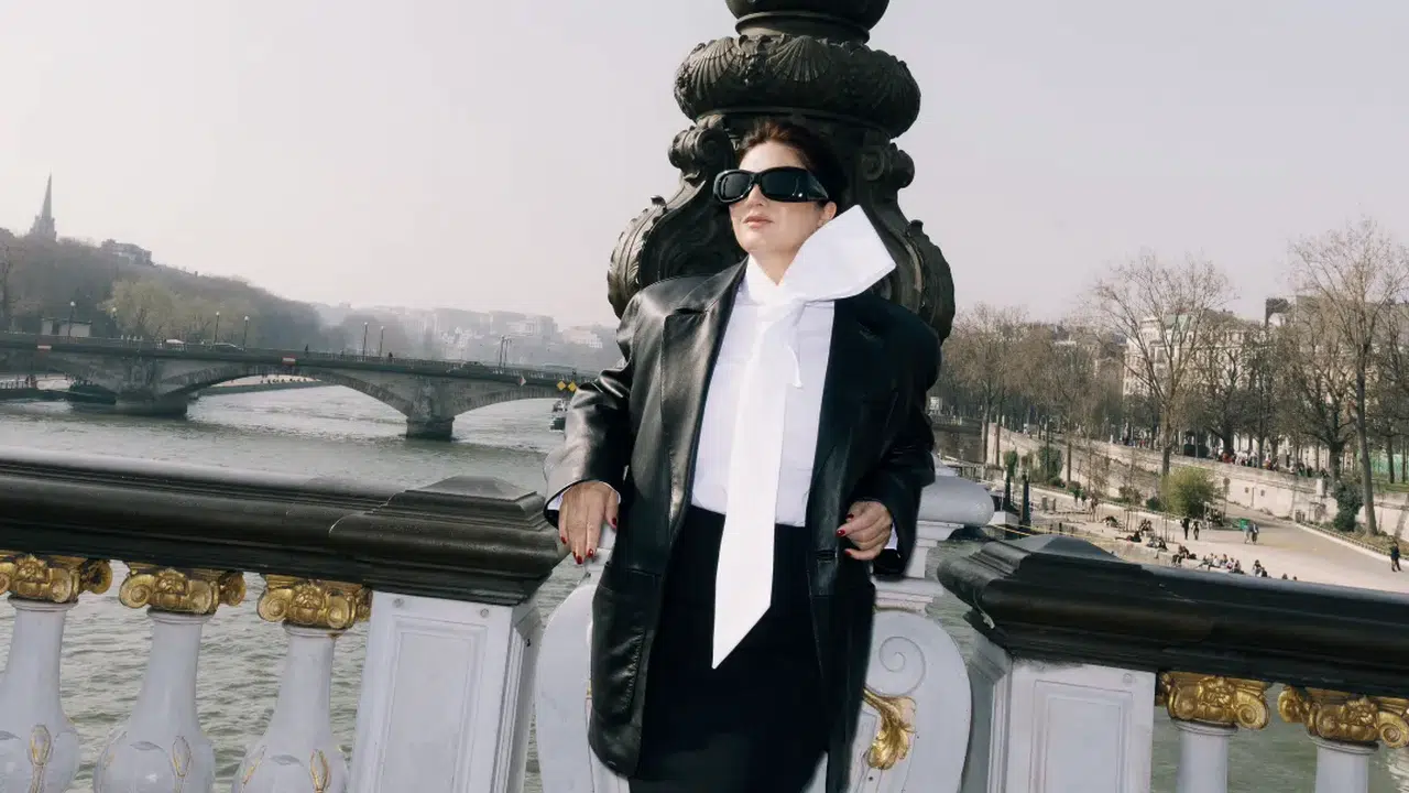 Ünlü sanatçı Sibel Can, Paris pozlarıyla konuşuluyor