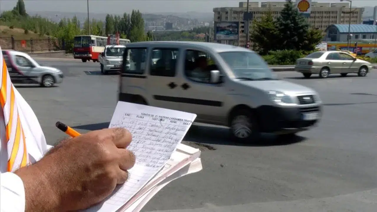 FAHRİ TRAFİK MÜFETTİŞİ CEZA KESEBİLİR Mİ! Hangi trafik ihlallerini yazabilir, kırmızı ışık, şerit ihlali ve telefonla konuşmaya ceza var mı?