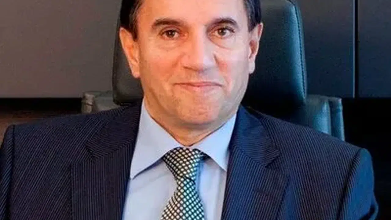 ÜSTÜN DÖKMEN HAYATI VE KİMDİR! Ne mezunu? Evli mi, çocuğu var mı?