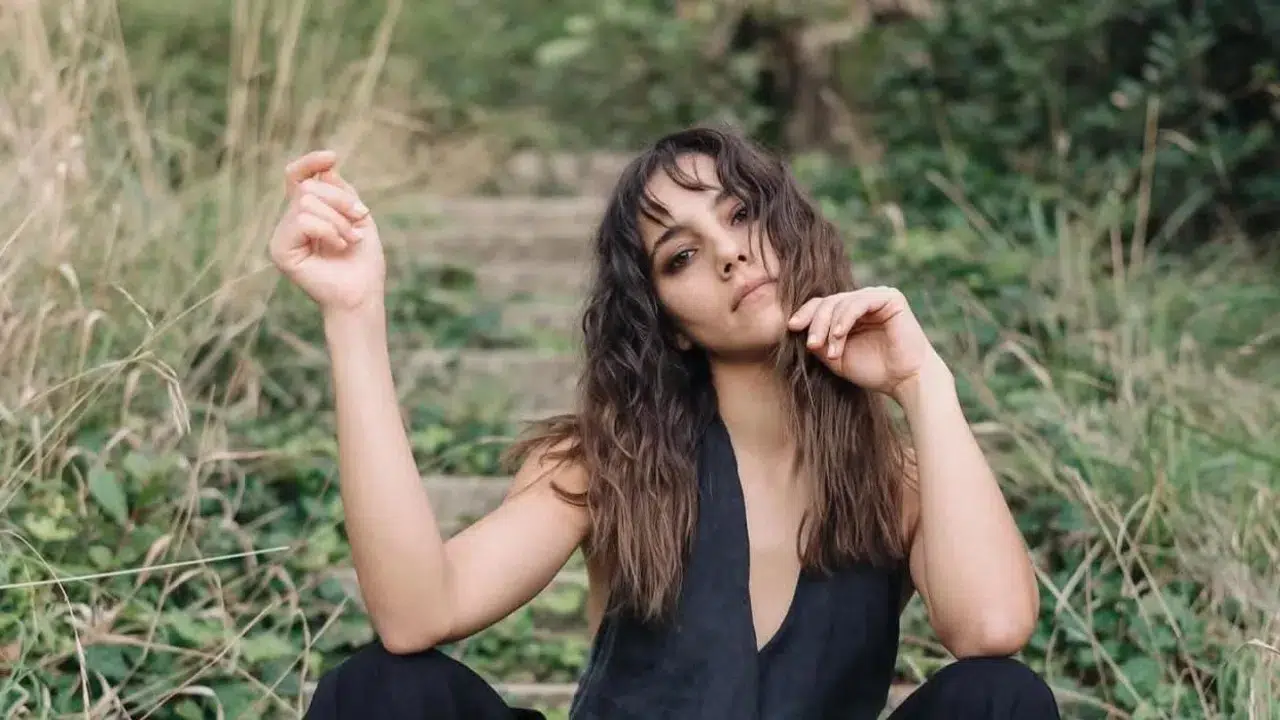 DİLİN DÖĞER KİMDİR VE INSTAGRAM HESABI! Kaç Yaşında, Nereli, Uzak Şehir Zerrin Karakteri Kim?